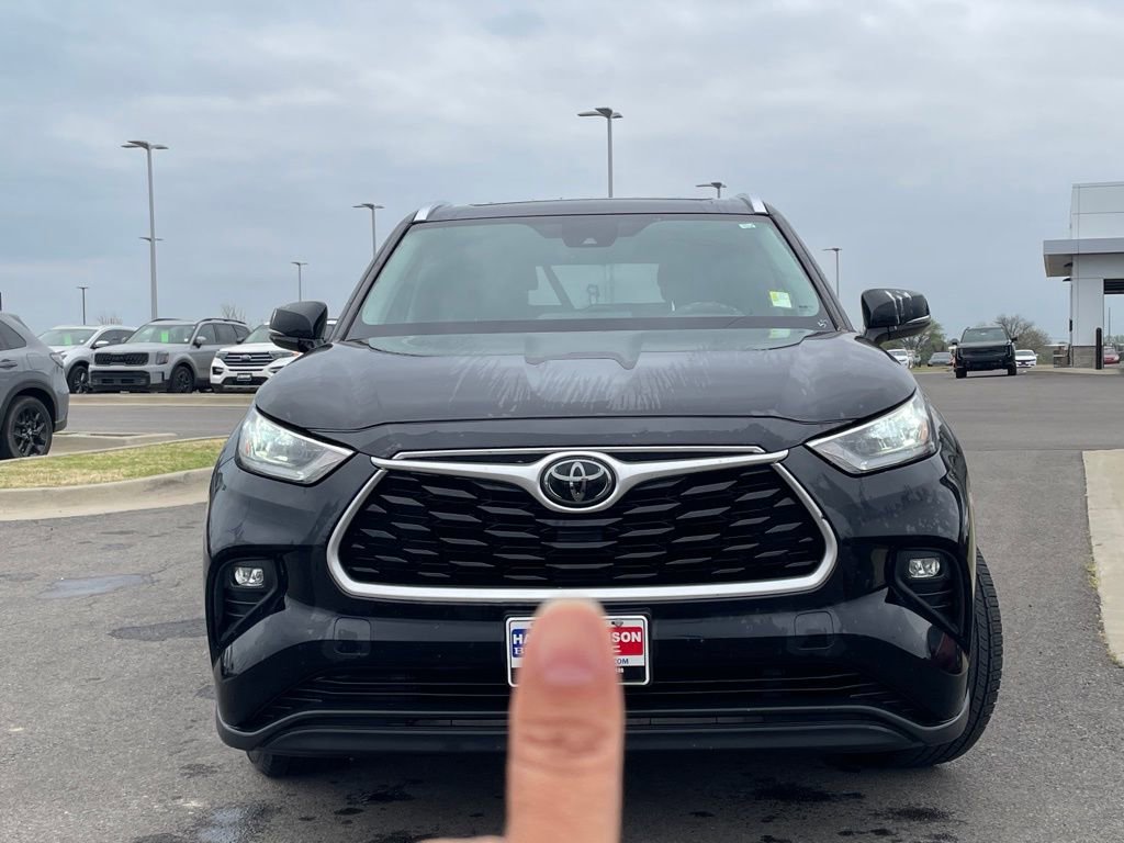 Used 2020 Toyota Highlander XLE FWD image 2
