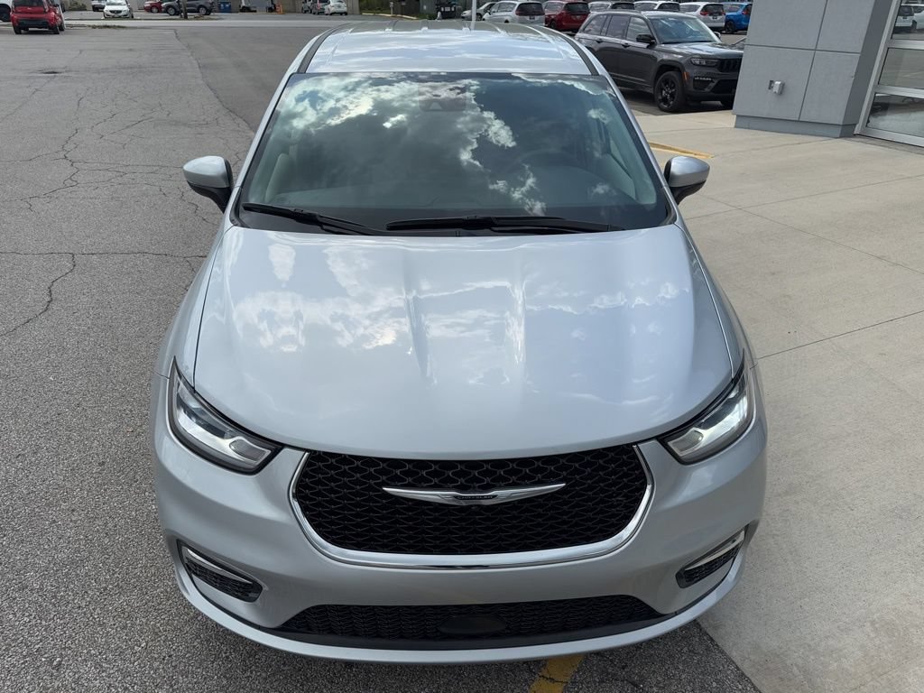 Used 2023 Chrysler Pacifica Touring-L FWD image 12