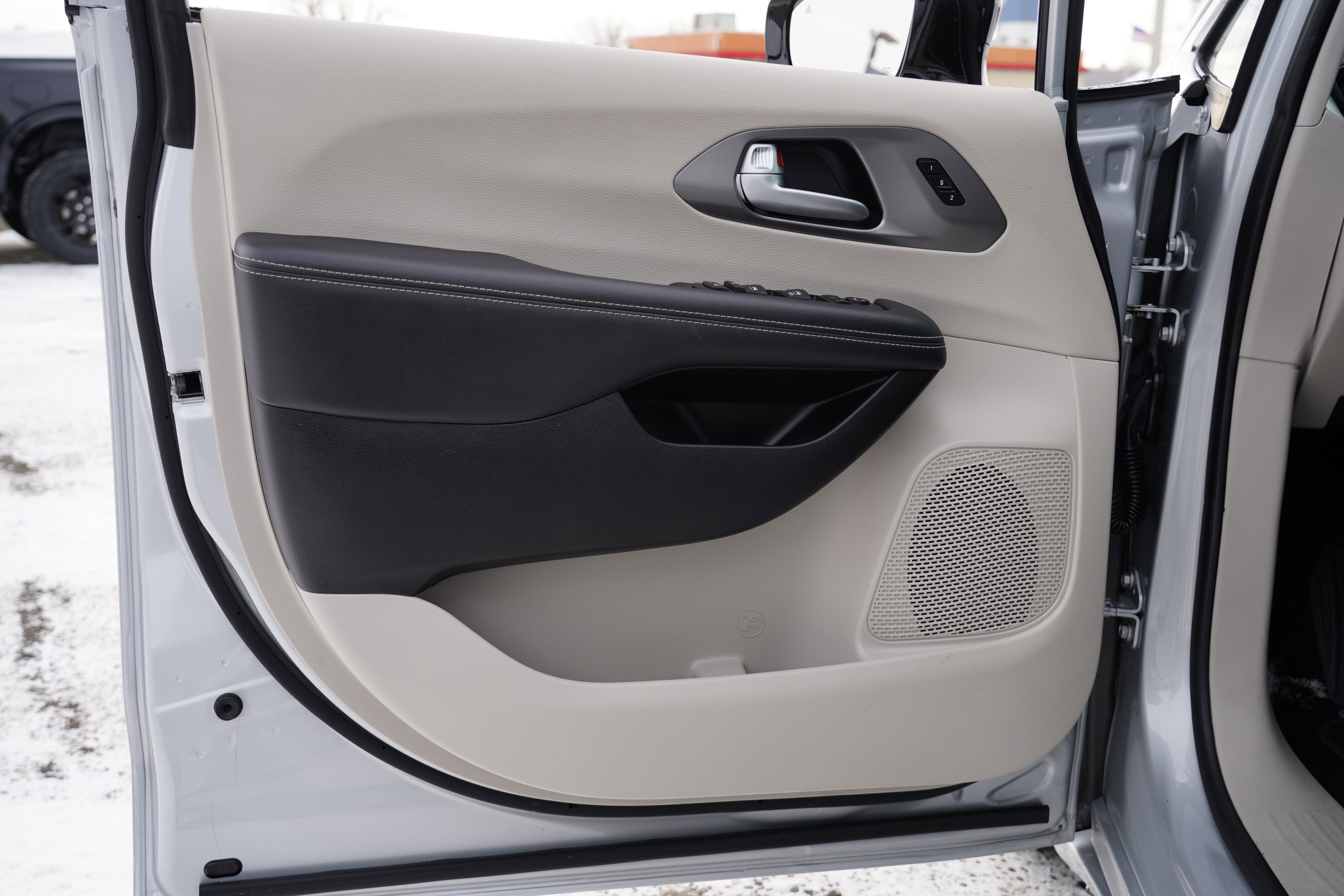 Used 2024 Chrysler Pacifica Touring-L FWD image 18
