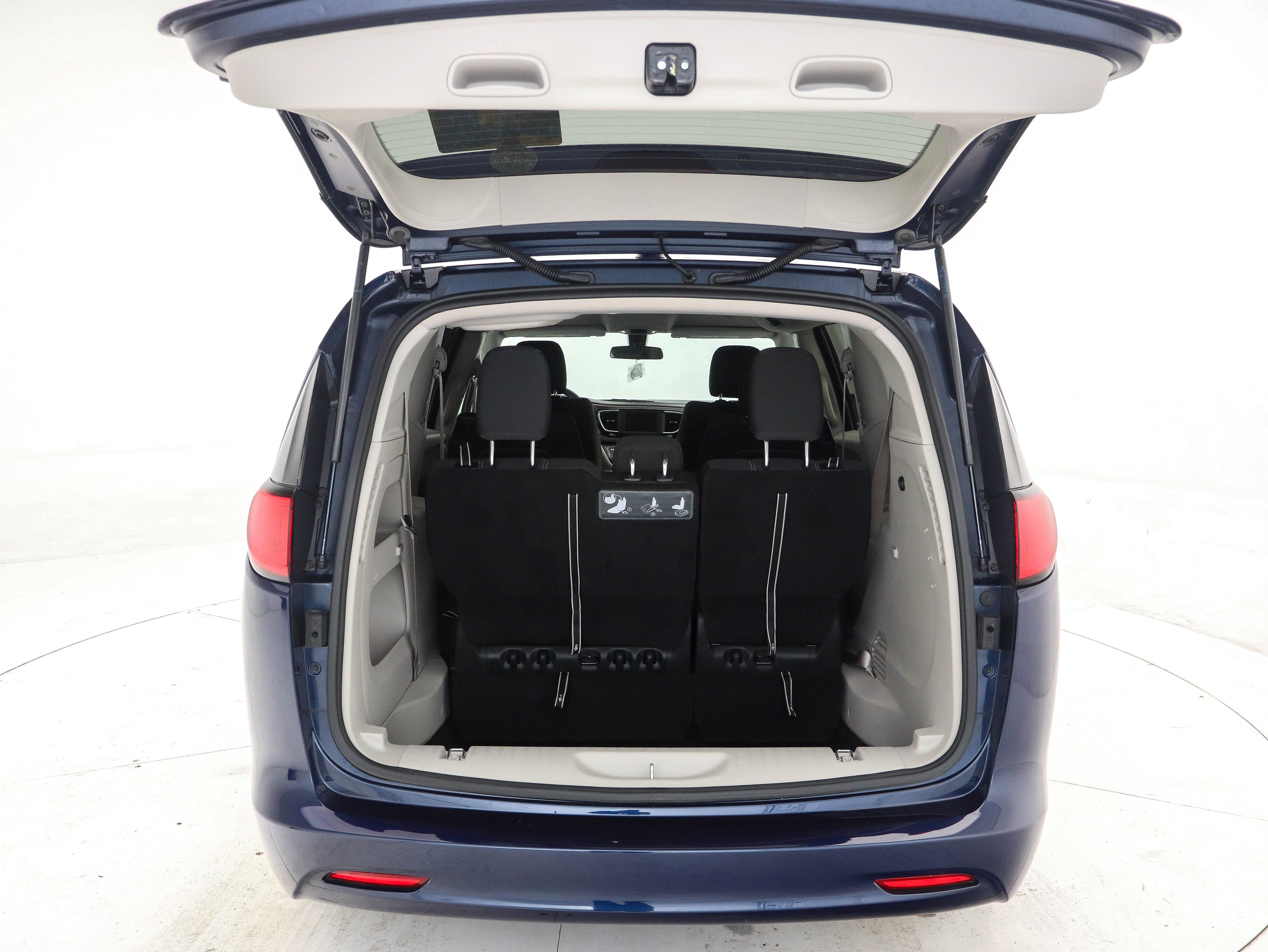 Used 2020 Chrysler Voyager LX image 10