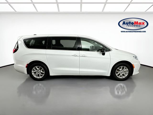 Used 2024 Chrysler Pacifica Touring-L image 10