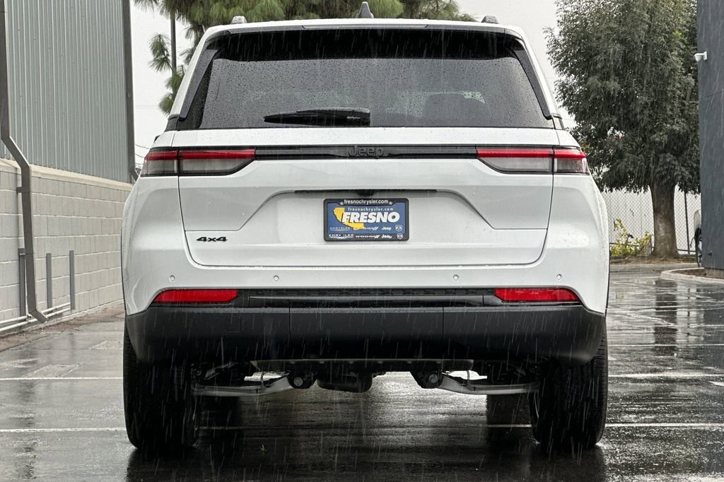 New 2025 Jeep Grand Cherokee Altitude image 5