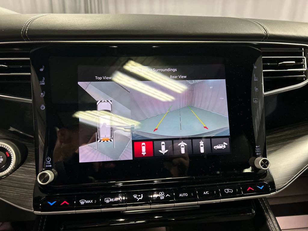 Used 2023 Jeep Wagoneer L Series III w/ Premium Group I image 18