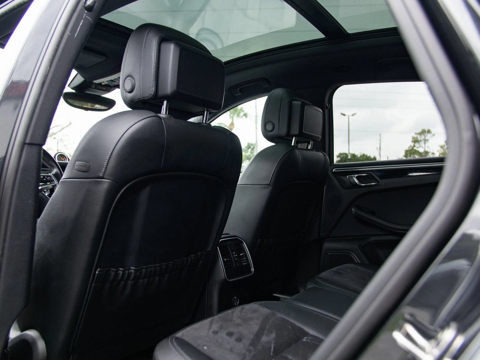 Used 2018 Porsche Macan Sport Edition AWD/4WD image 23