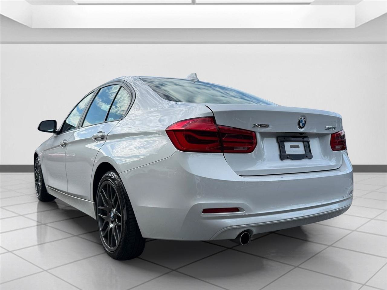 Used 2018 BMW 320i xDrive Sedan AWD/4WD image 3