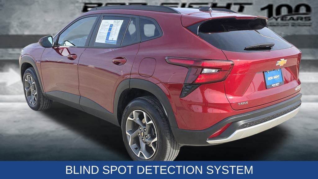 Used 2025 Chevrolet Trax LT w/ LT Convenience Package image 4