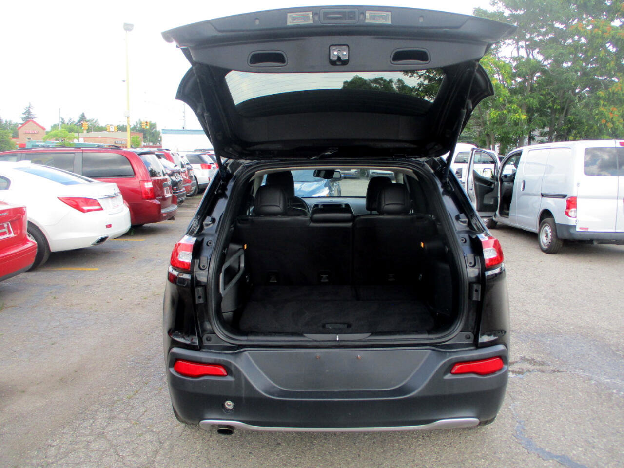Used 2016 Jeep Cherokee Limited image 6