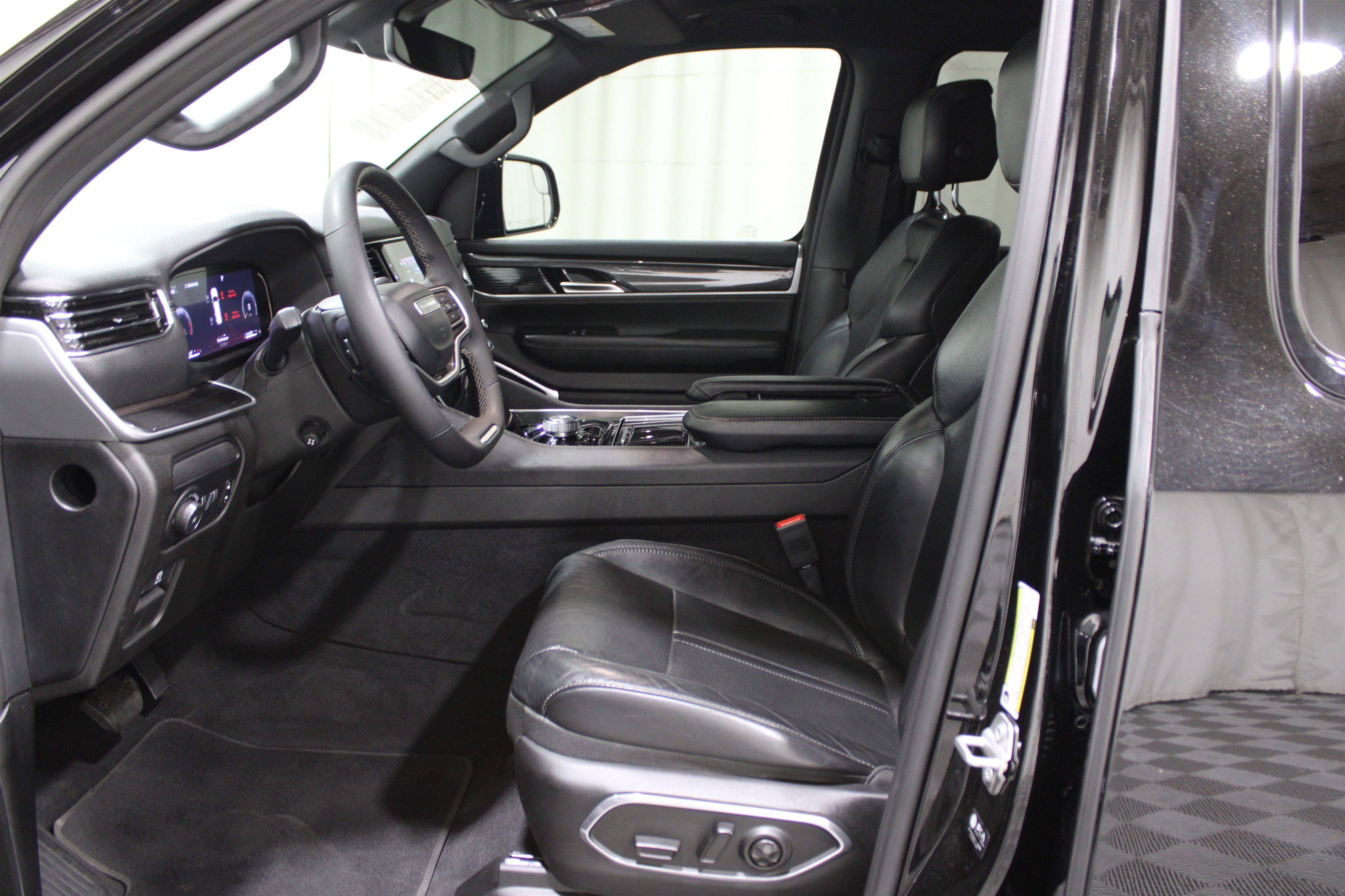 Used 2023 Jeep Wagoneer 4WD w/ Premium Group I image 3