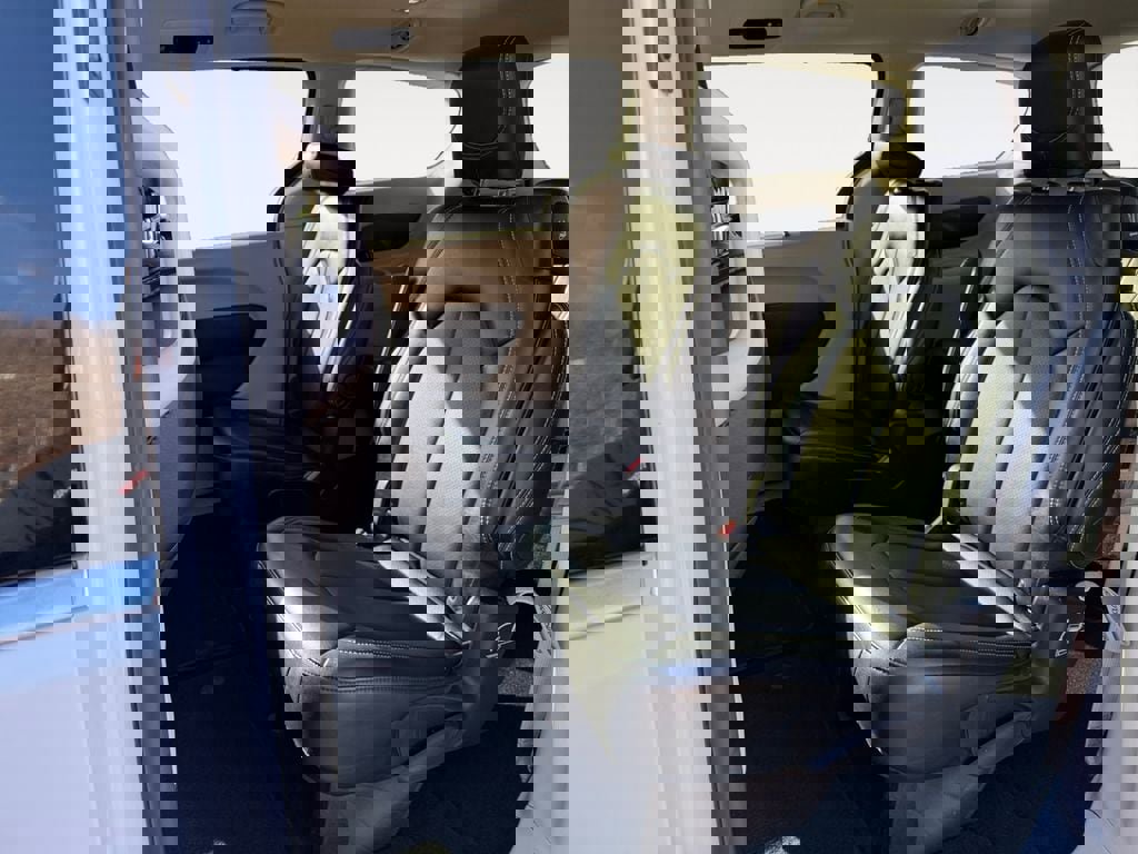 Used 2024 Chrysler Pacifica Touring-L image 27