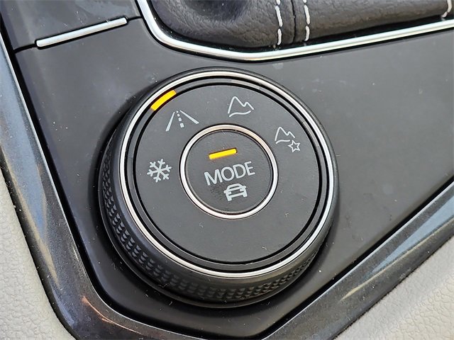 Used 2022 Volkswagen Tiguan SE w/ Panoramic Sunroof Package image 24