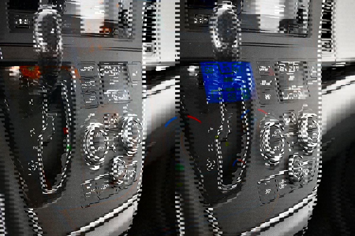 Used 2015 Toyota Sienna XLE image 28