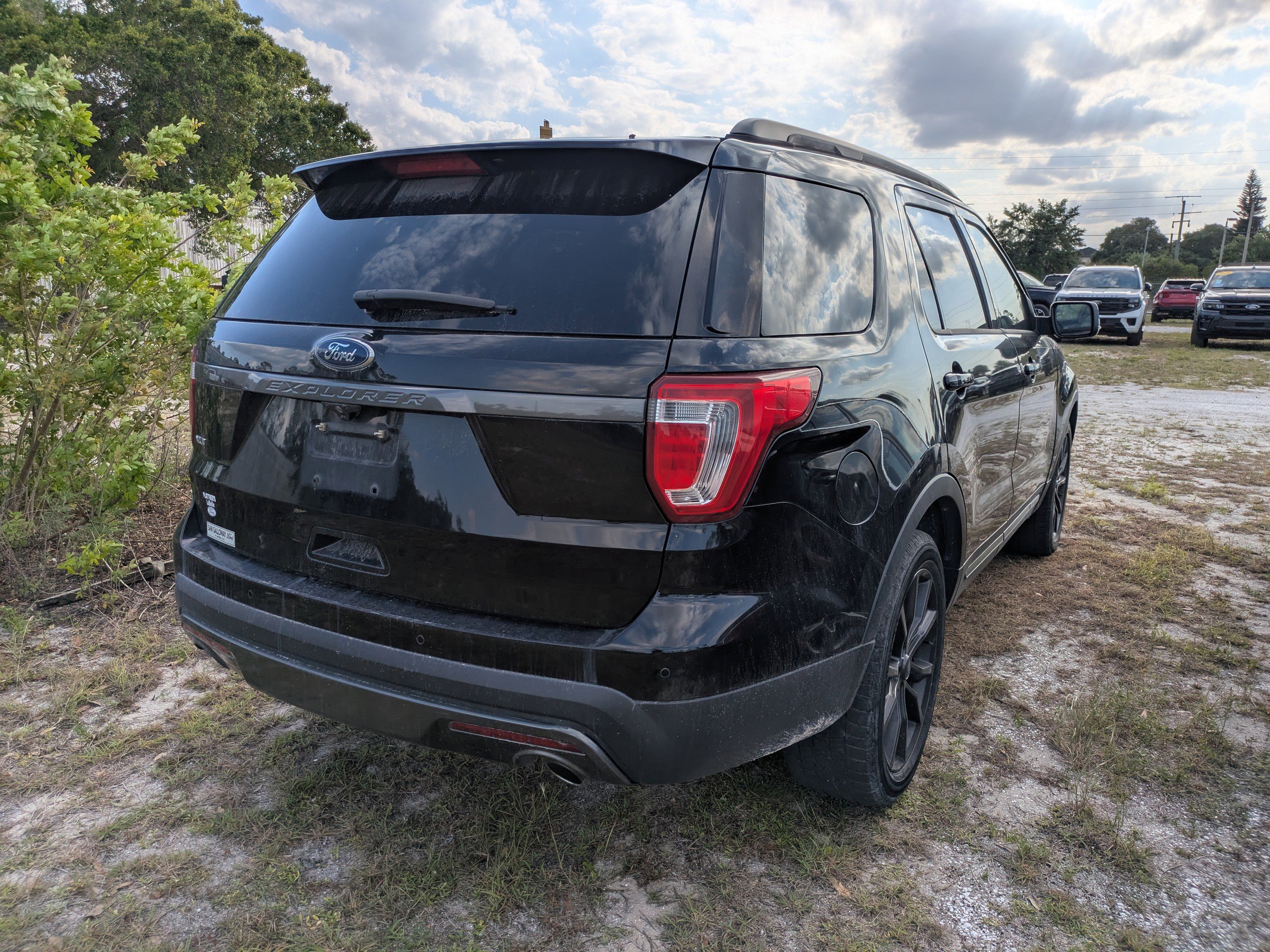 Used 2017 Ford Explorer XLT w/ Equipment Group 202A FWD image 3