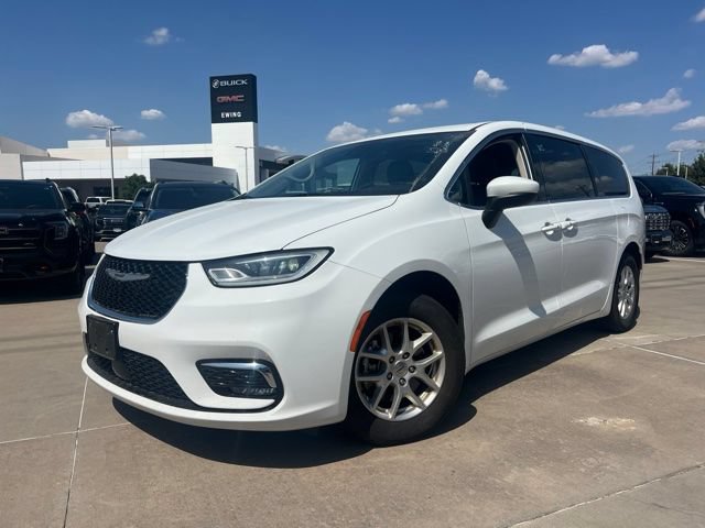 Used 2023 Chrysler Pacifica Touring-L FWD image 2