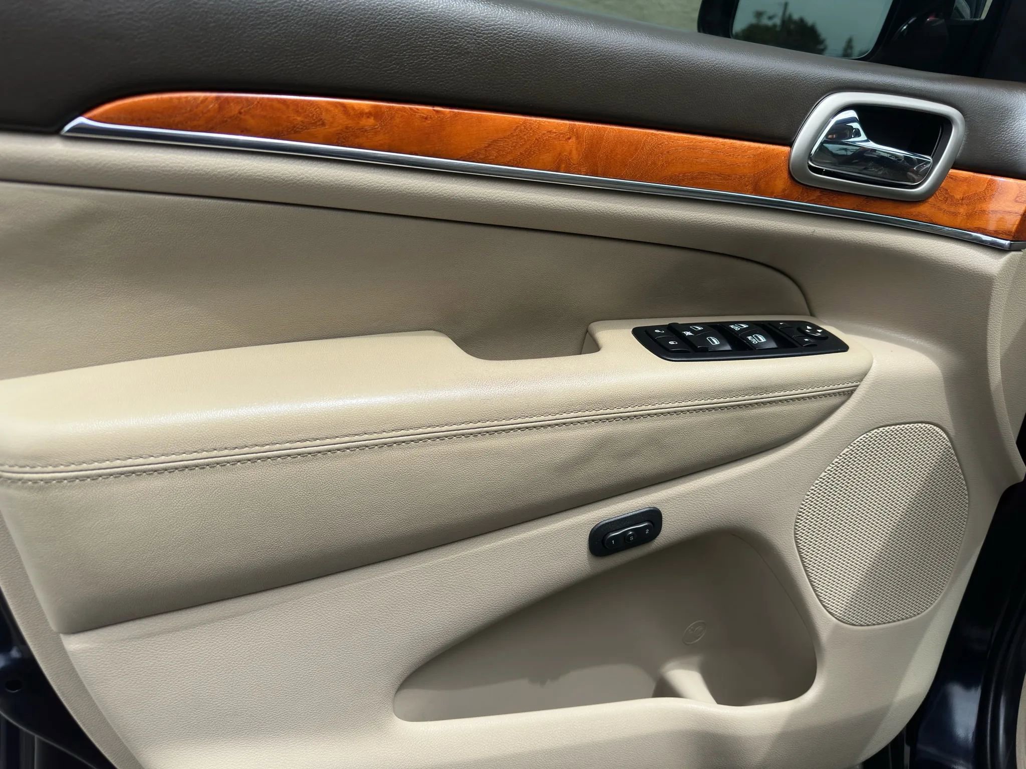 Used 2011 Jeep Grand Cherokee Overland w/ Trailer Tow Group IV image 32