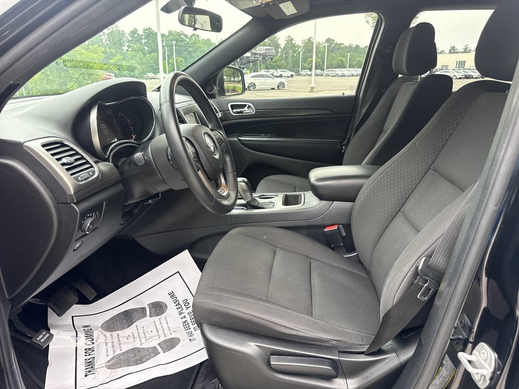 Used 2018 Jeep Grand Cherokee Laredo RWD image 12