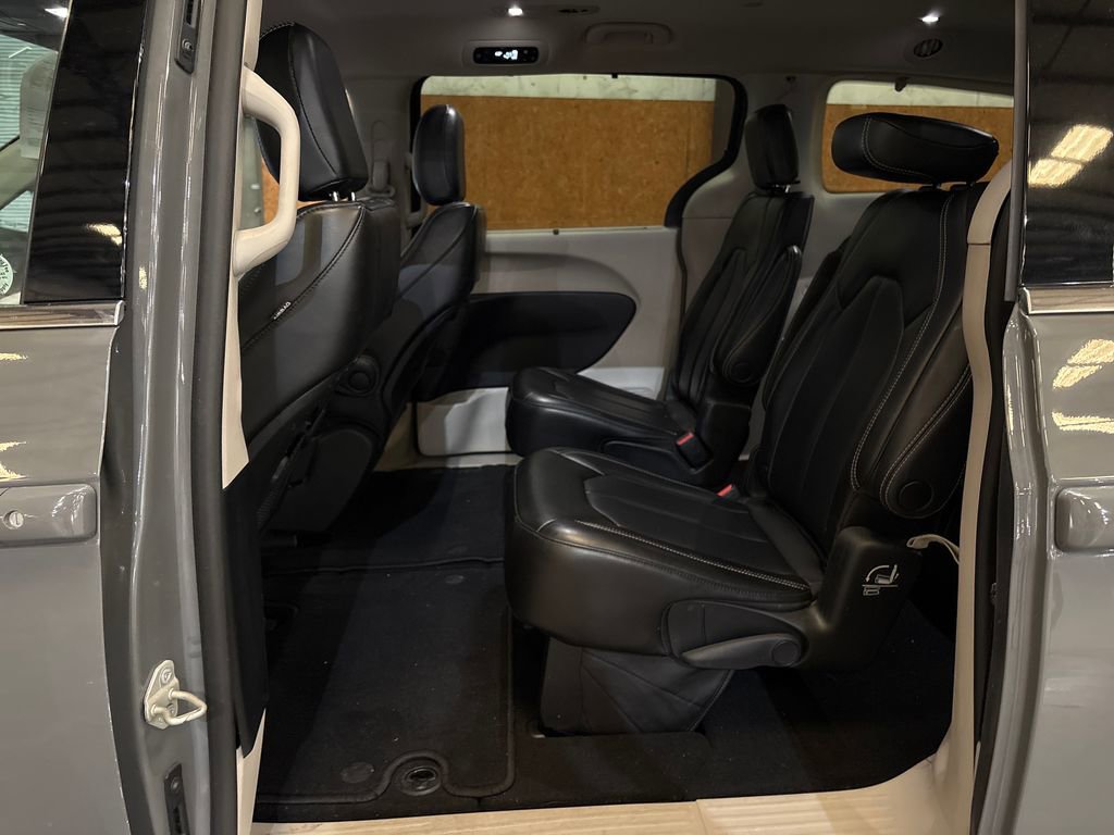 Used 2023 Chrysler Pacifica Touring-L image 31