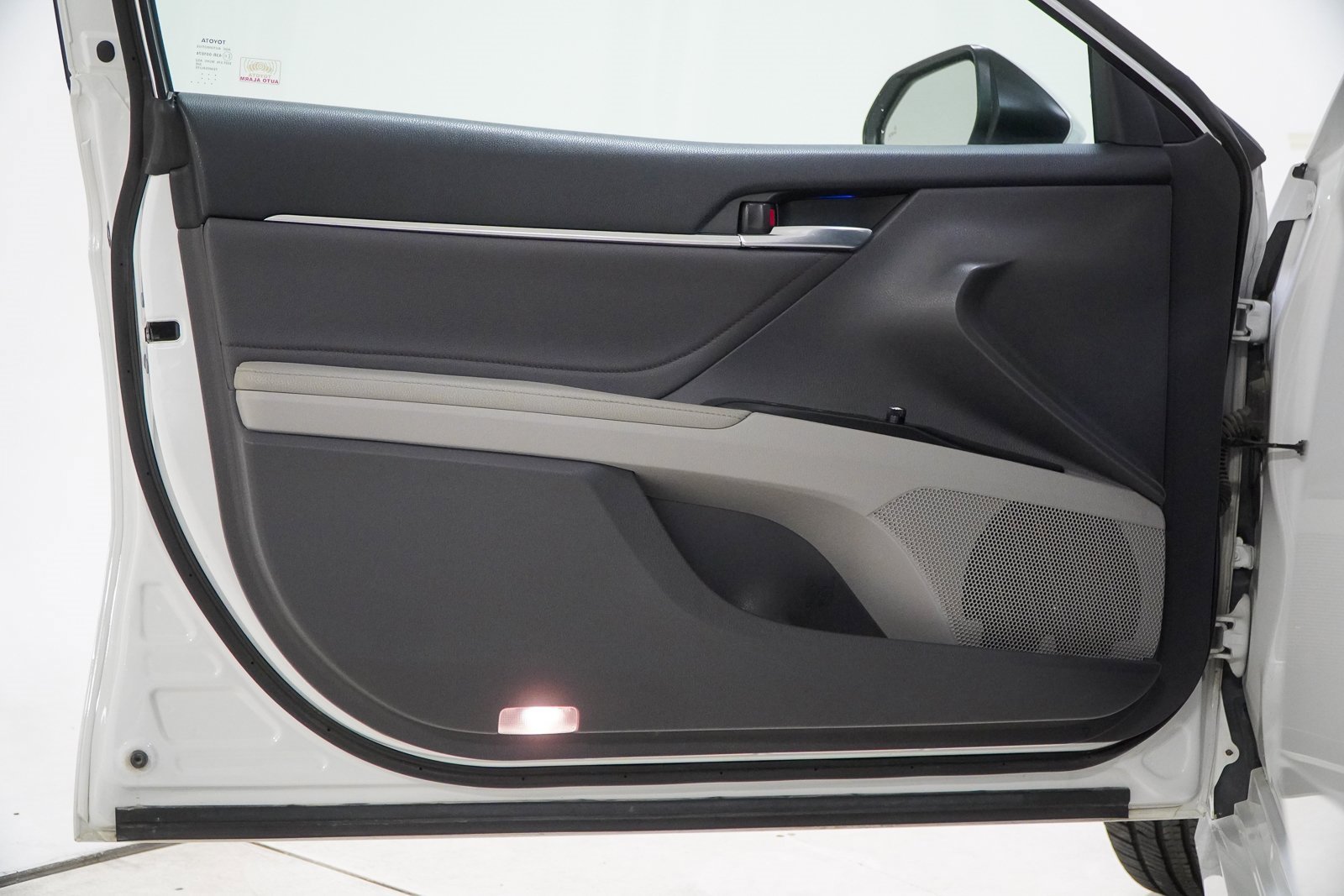 Used 2018 Toyota Camry XLE image 18