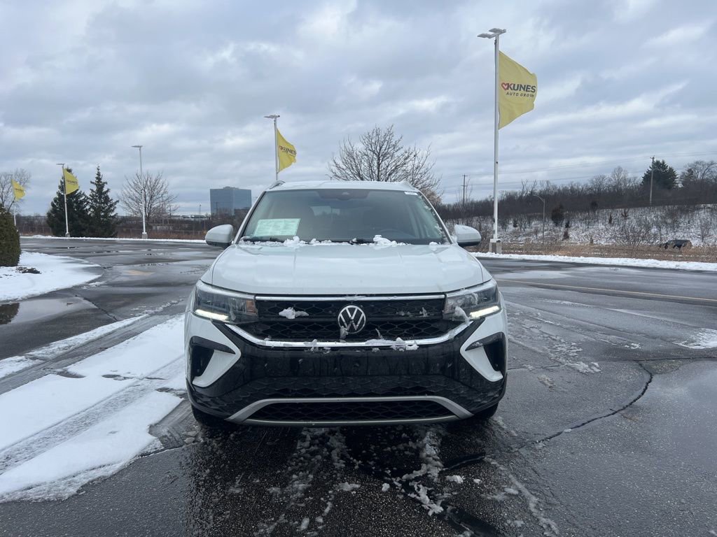 Used 2024 Volkswagen Taos SE image 2