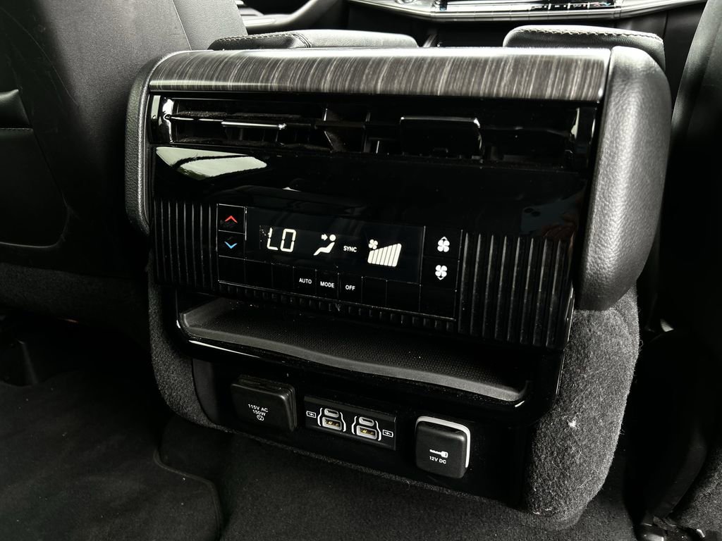Used 2024 Jeep Wagoneer L Series II RWD image 32