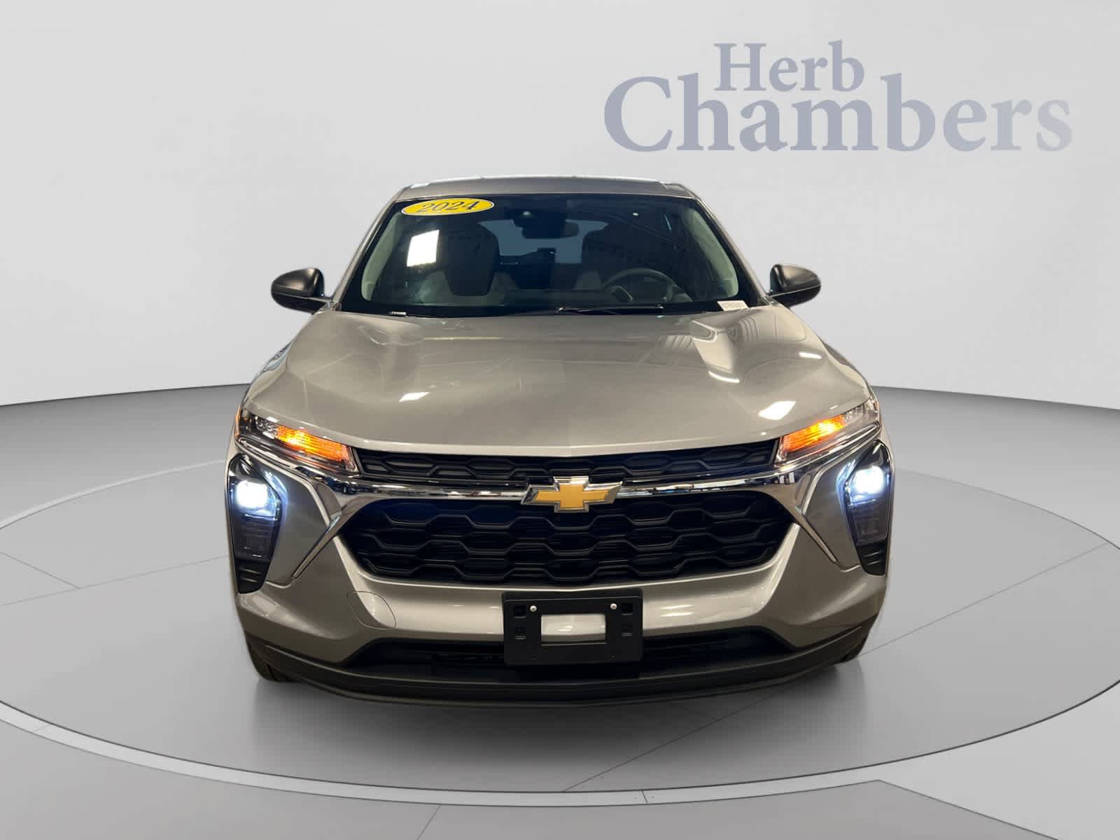 Used 2024 Chevrolet Trax LS FWD image 2