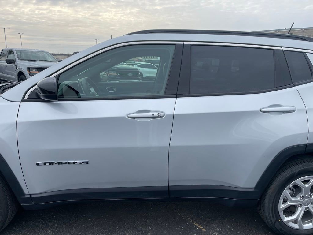 Used 2024 Jeep Compass Latitude image 25