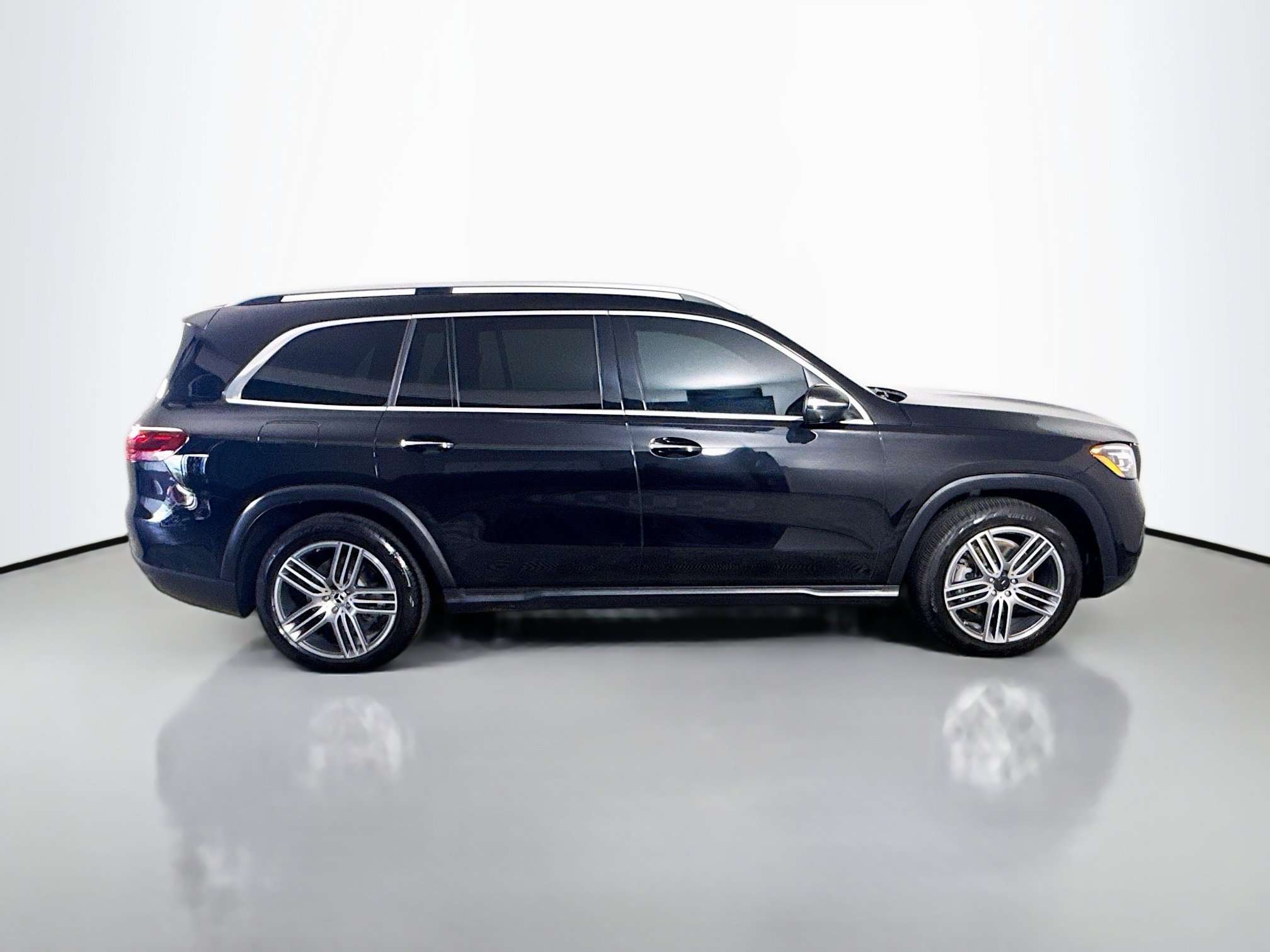 Used 2025 Mercedes-Benz GLS 450 4MATIC image 11