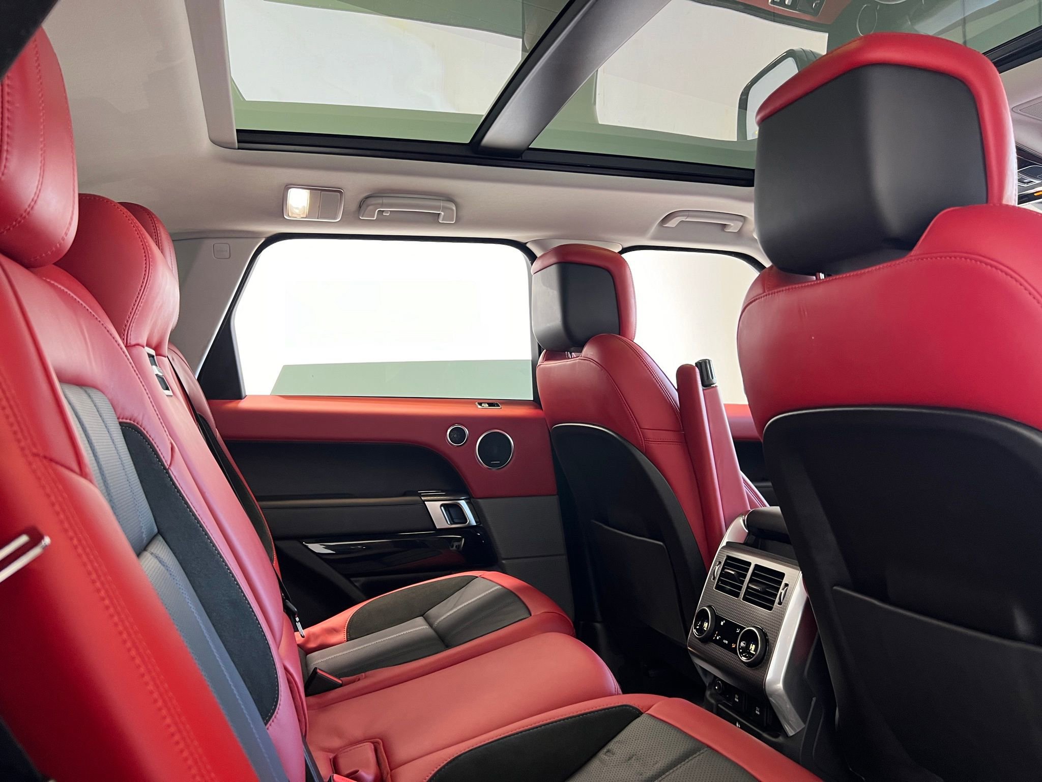 Used 2020 Land Rover Range Rover Sport HST image 23