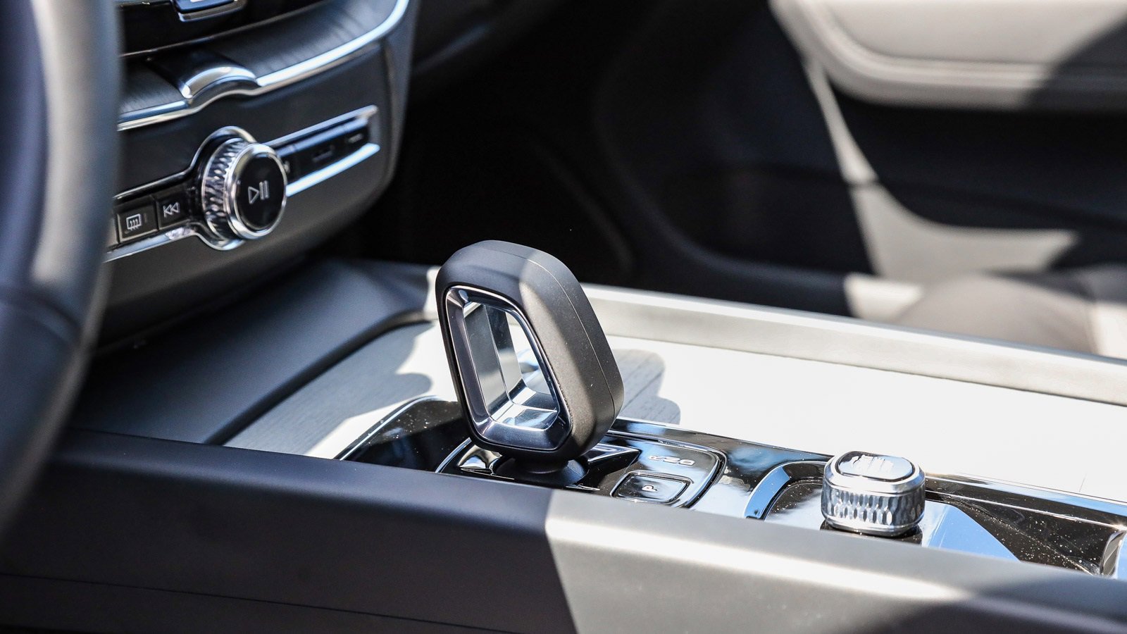 Used 2025 Volvo XC60 B5 Plus w/ Climate Package image 22