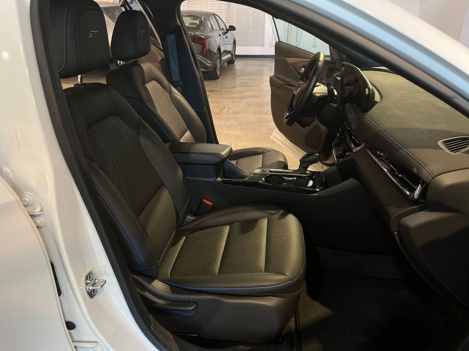 Used 2025 Buick Envista Sport Touring image 35