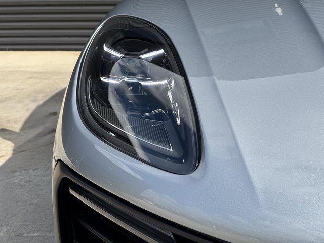 Certified 2025 Porsche Macan image 12