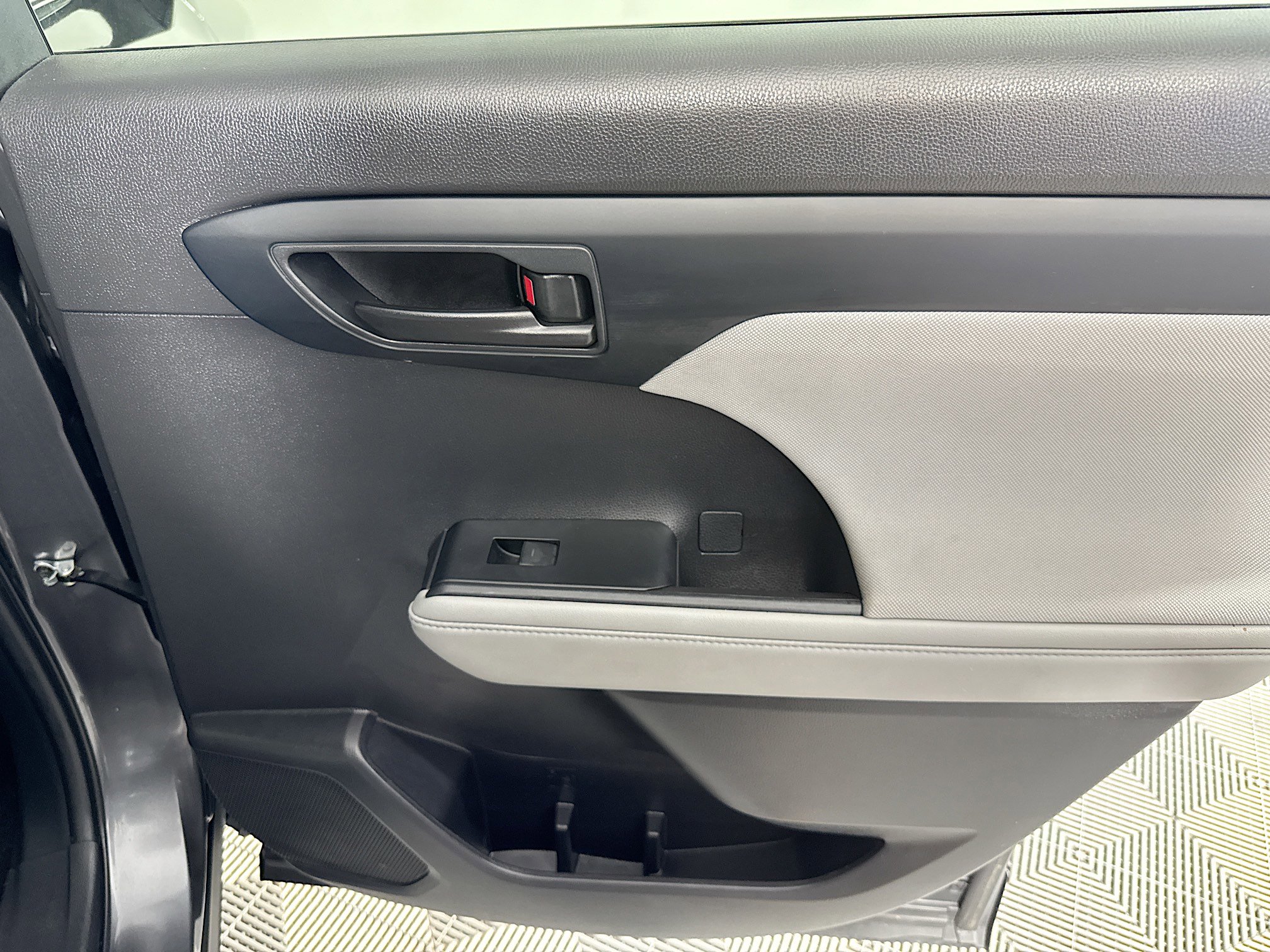 Used 2023 Toyota Highlander L image 27