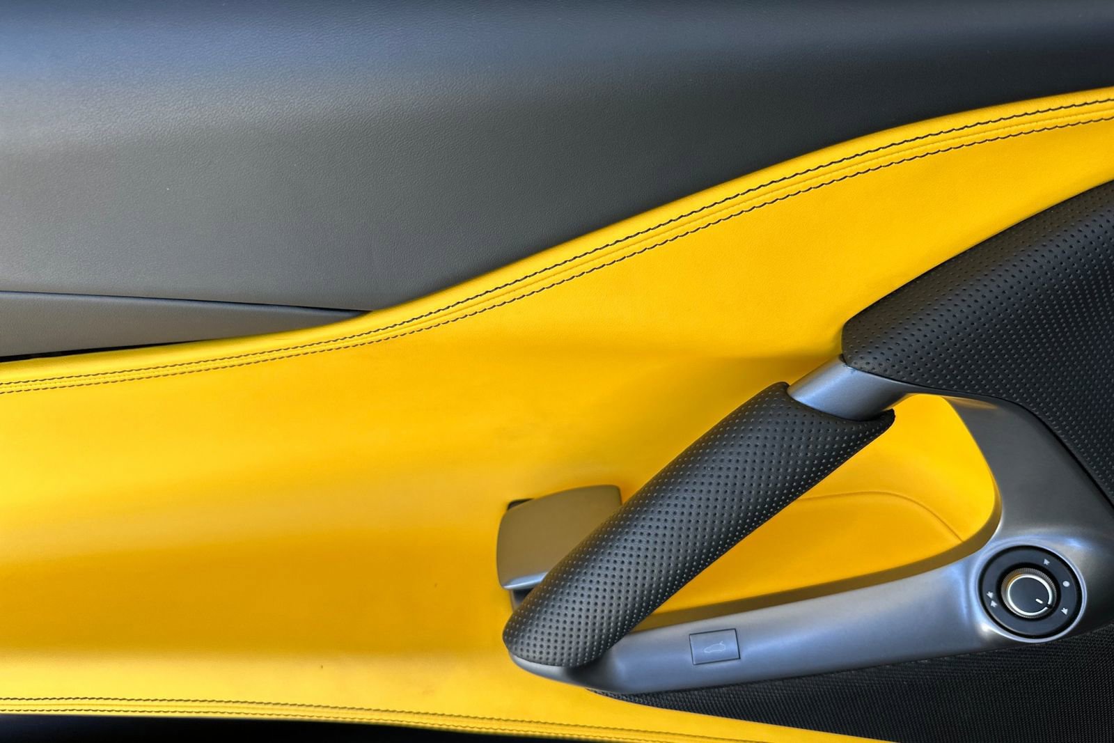 Used 2020 Ferrari 812 Superfast RWD image 12