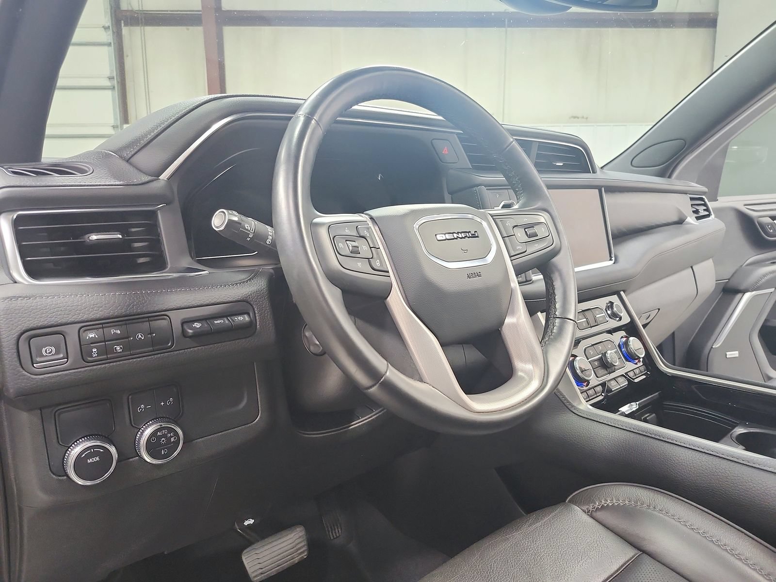 Used 2023 GMC Yukon XL Denali RWD image 18
