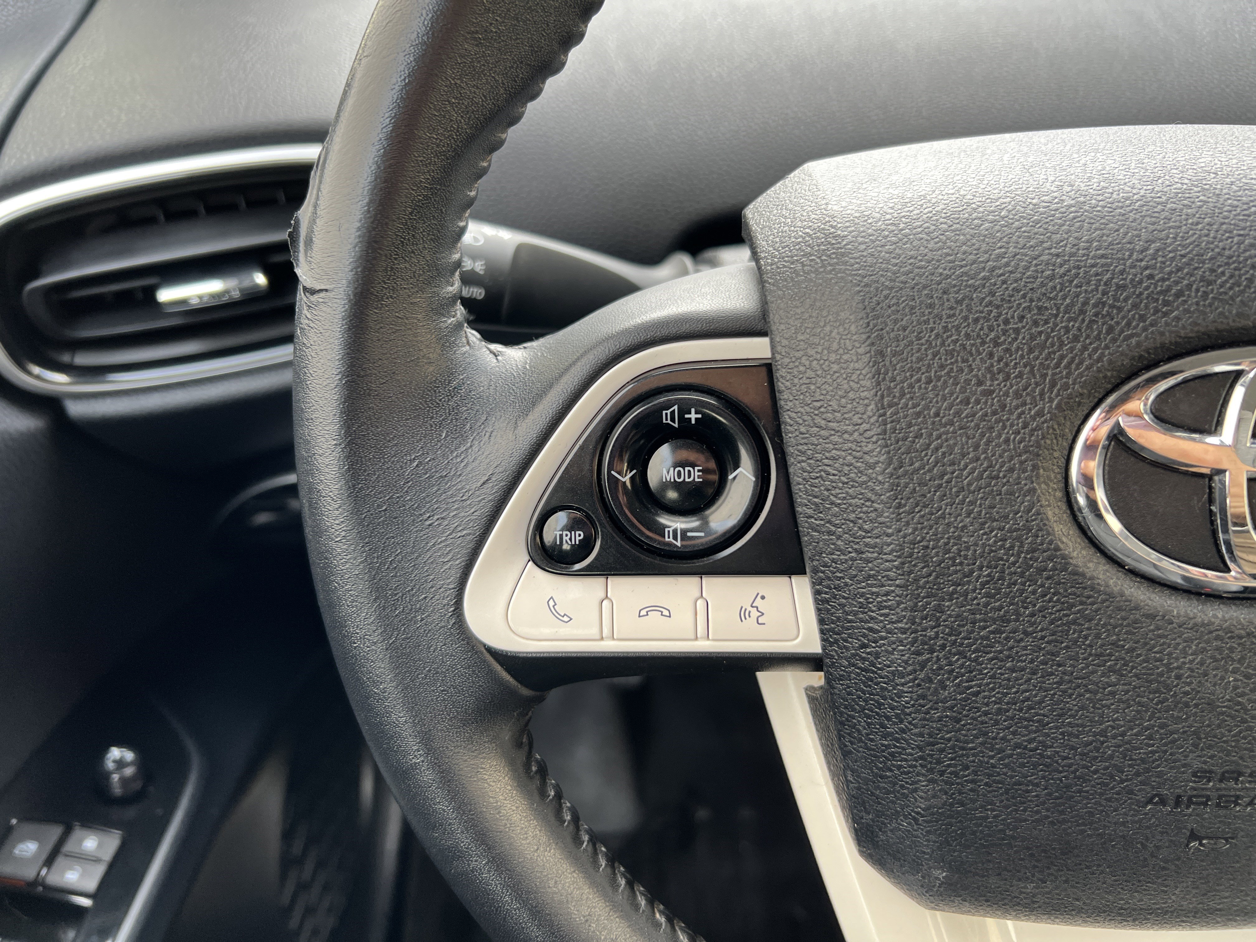 Used 2016 Toyota Prius Four w/ Advanced Technology Package image 28