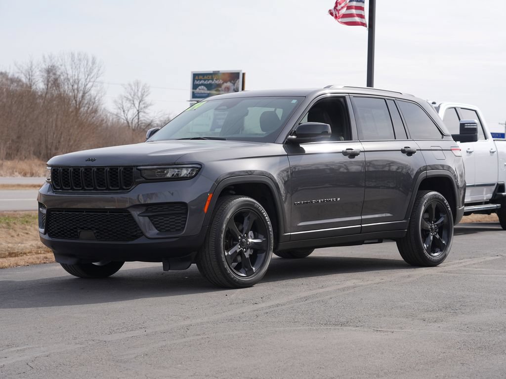 Used 2024 Jeep Grand Cherokee Altitude AWD/4WD image 7