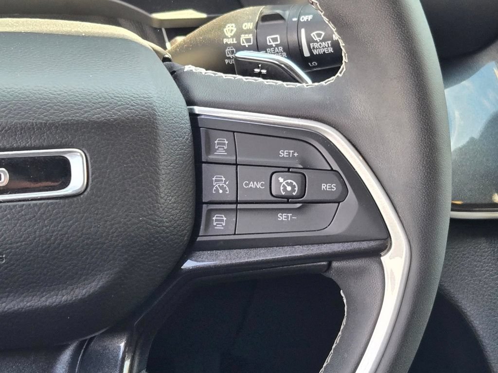 Used 2023 Jeep Grand Cherokee Altitude AWD/4WD image 16