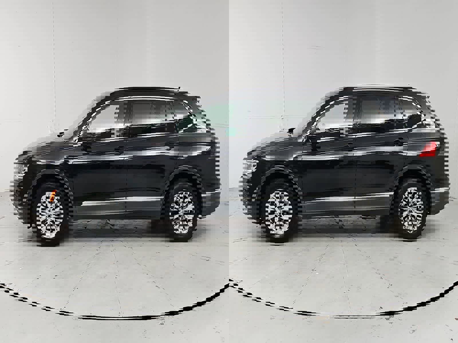 Used 2018 Volkswagen Tiguan SE image 3