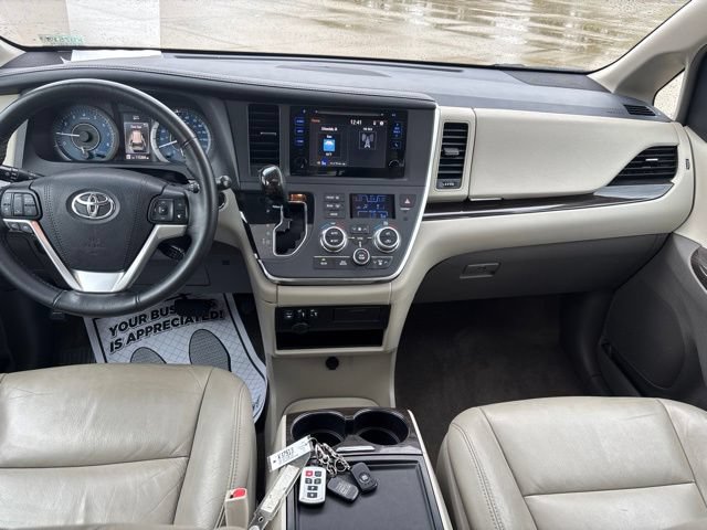 Used 2017 Toyota Sienna XLE FWD image 32