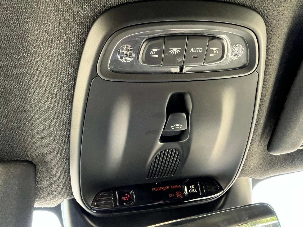 Used 2022 Volvo XC40 T5 R-Design w/ Advanced Package image 35