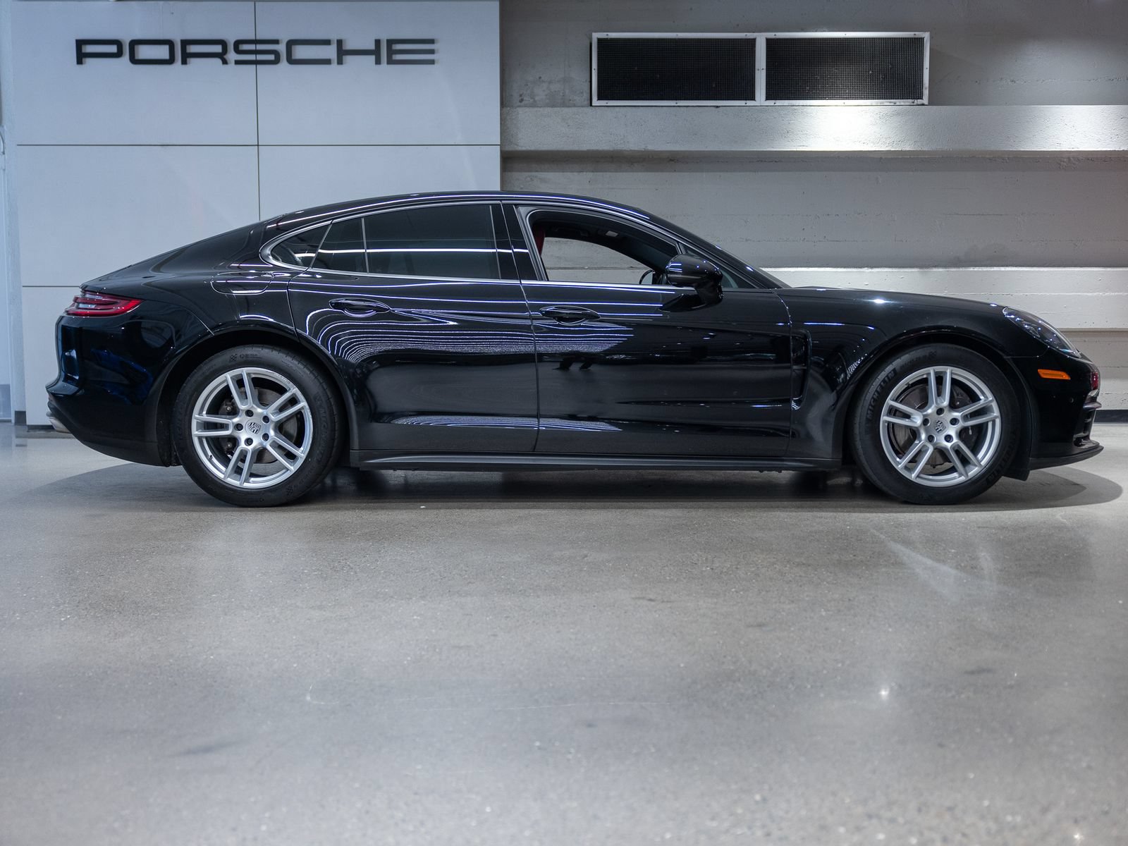 Certified 2020 Porsche Panamera image 9