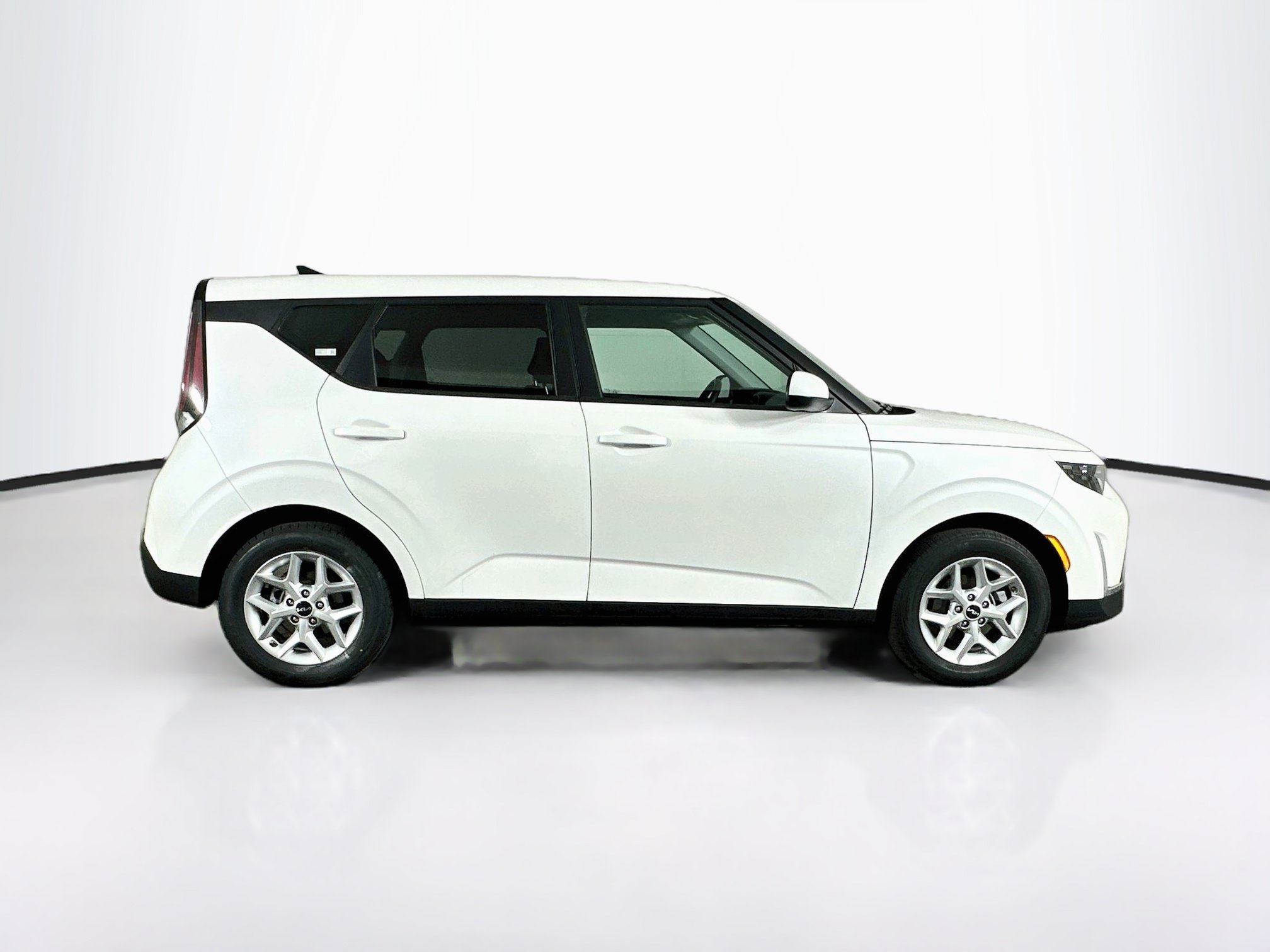 Used 2025 Kia Soul LX w/ LX Technology Package FWD image 10