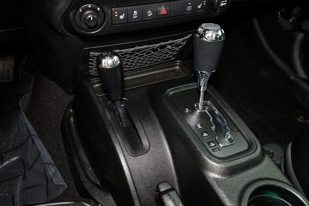 Used 2018 Jeep Wrangler Unlimited Sahara w/ Connectivity Group image 18