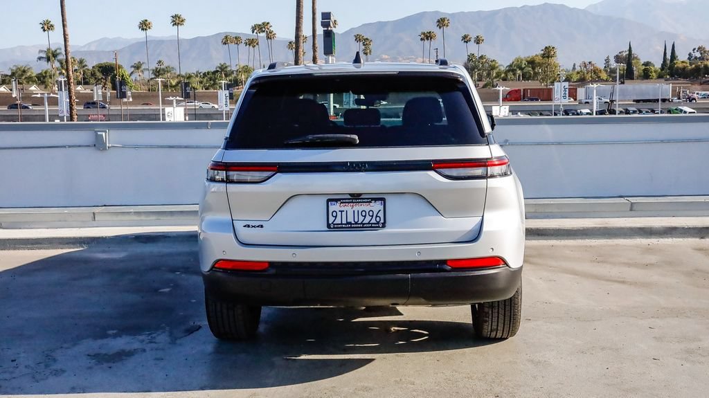 Used 2025 Jeep Grand Cherokee Altitude AWD/4WD image 8