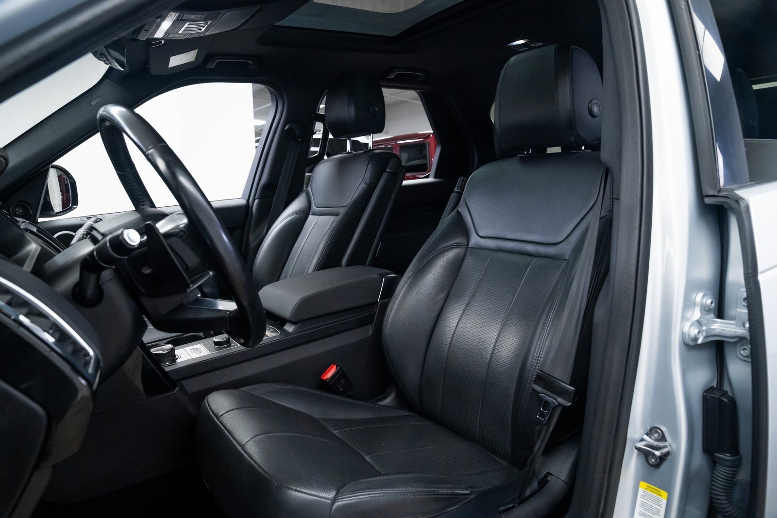 Used 2018 Land Rover Discovery SE image 17