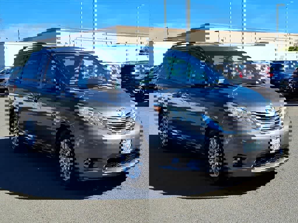 Used 2015 Toyota Sienna XLE w/ XLE Navigation Package image 3