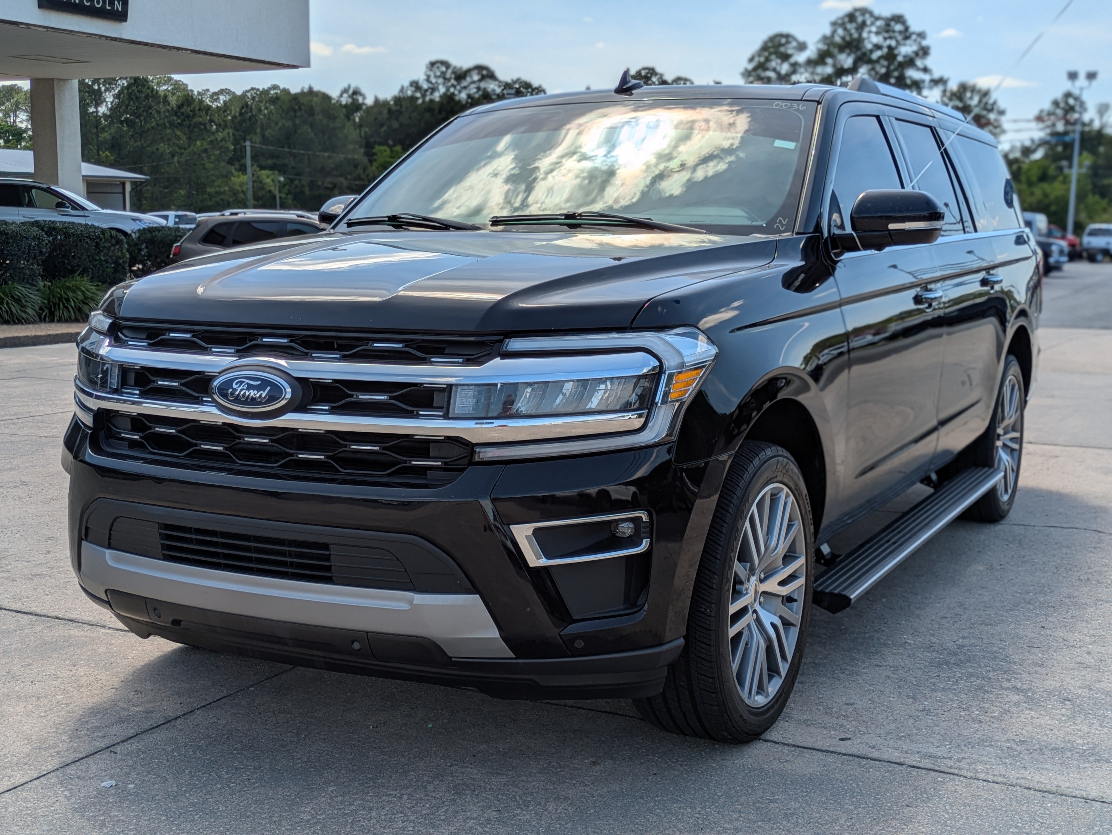 Used 2022 Ford Expedition Max Limited RWD image 2