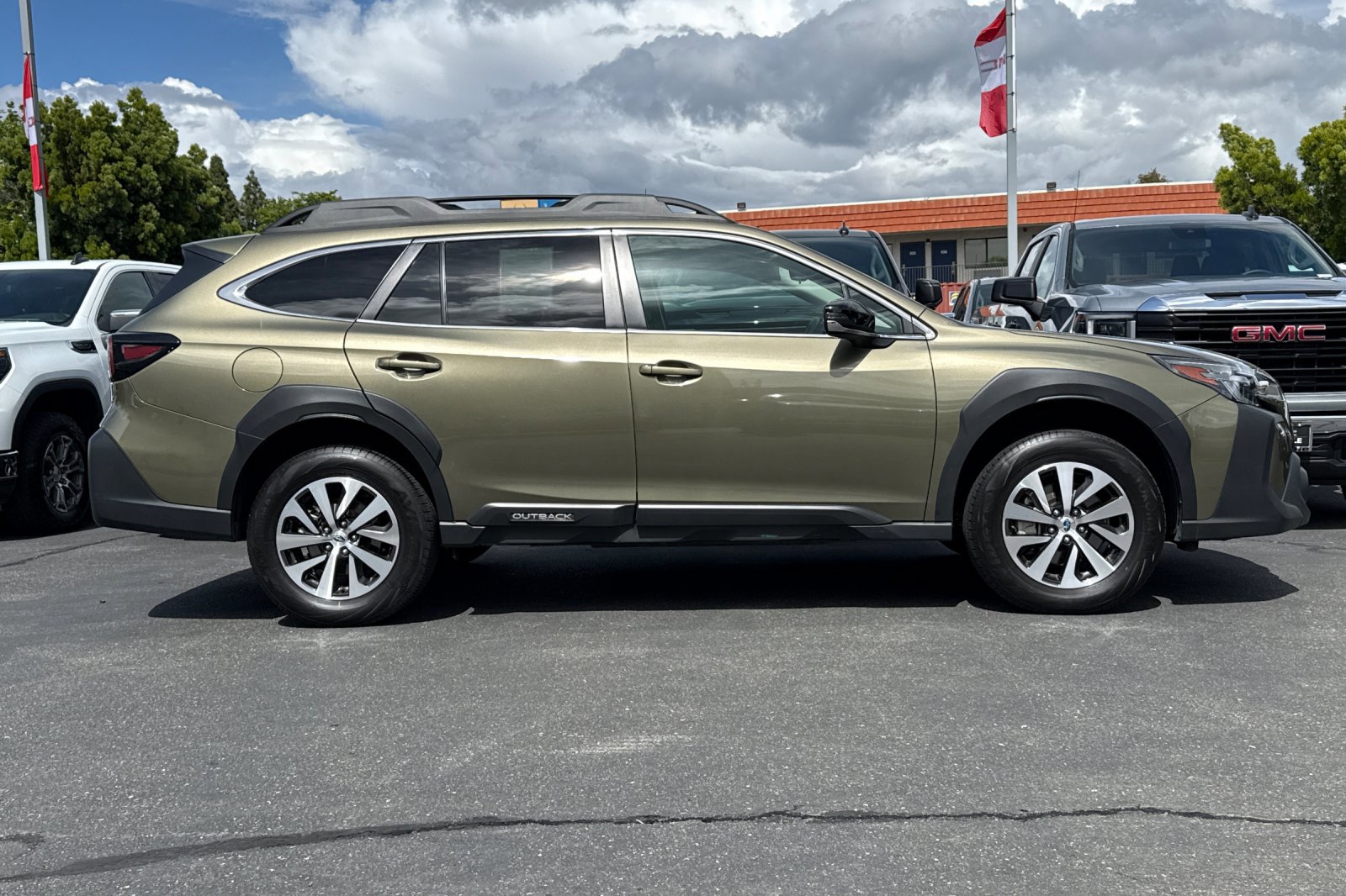 Used 2025 Subaru Outback Premium AWD/4WD image 3