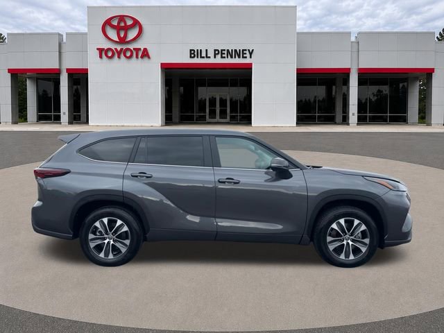 Used 2025 Toyota Highlander XLE FWD image 6