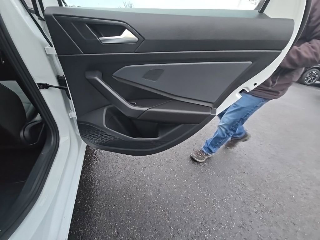 Used 2025 Volkswagen Jetta SE w/ Sunroof Package image 28