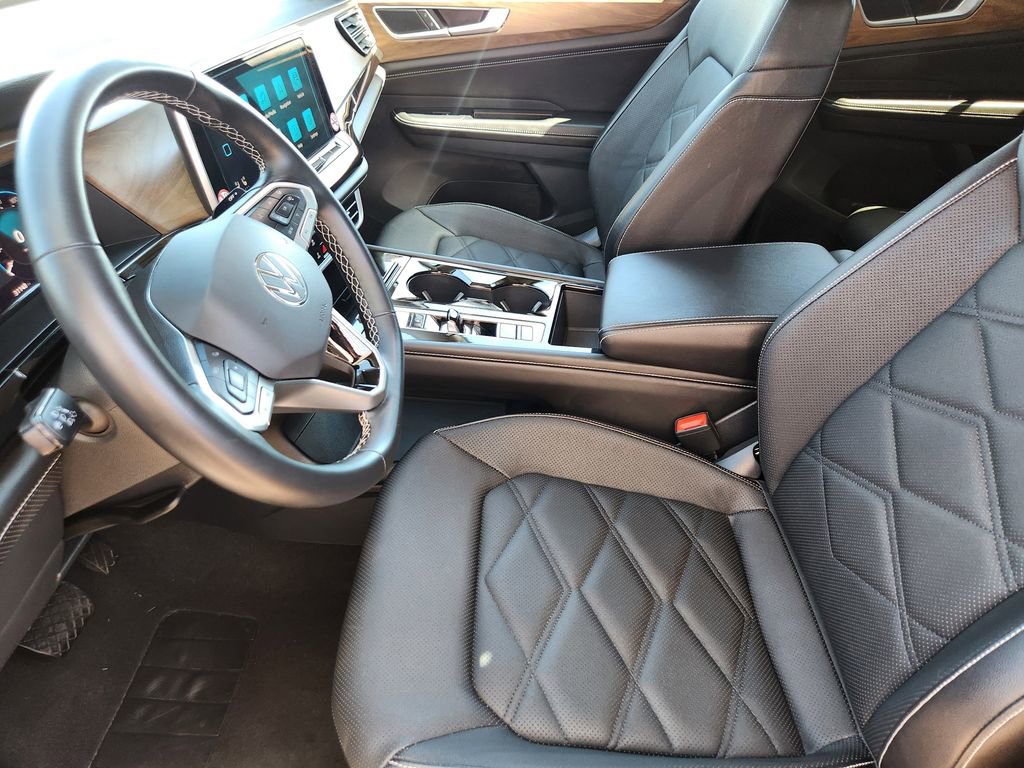 Used 2025 Volkswagen Atlas SE image 4